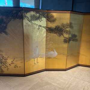 金の鶴の屏風がありました。この屏風の前で写真を撮られる方もいらっしゃるそうです。