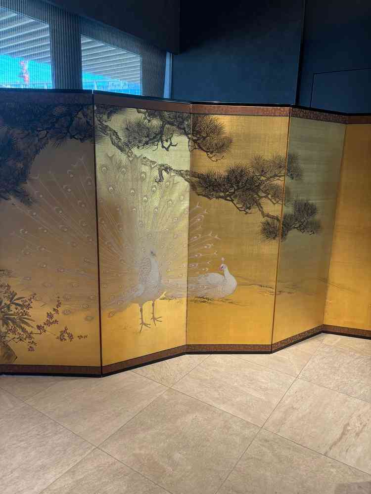 金の鶴の屏風がありました。この屏風の前で写真を撮られる方もいらっしゃるそうです。