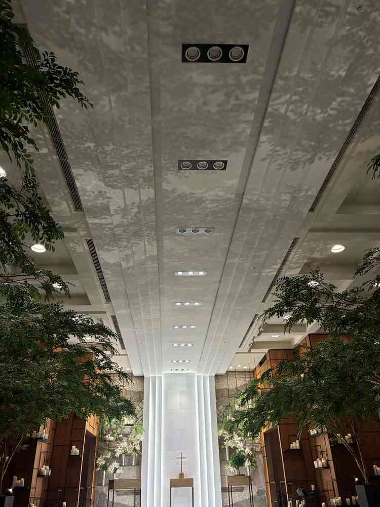 チャペルの上質さと天井が素敵だった