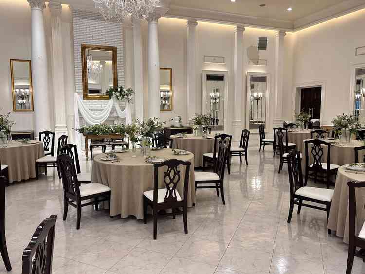 披露宴会場。シックで落ち着いた雰囲気だった。