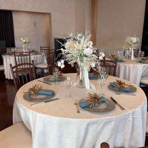 披露宴会場。ガーデンが見渡せる大きな窓があって、昼間は明るくて良さそうです。