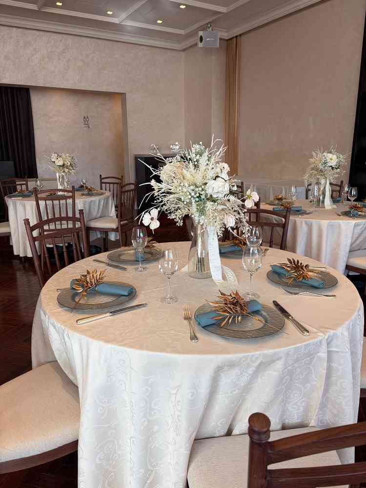 披露宴会場。ガーデンが見渡せる大きな窓があって、昼間は明るくて良さそうです。