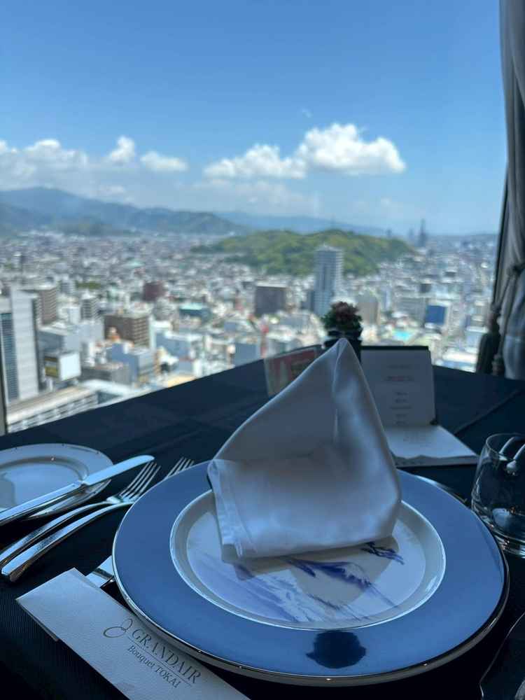 高層階の景色を楽しみながら食事ができ、上品で落ち着いた雰囲気が印象的であった。