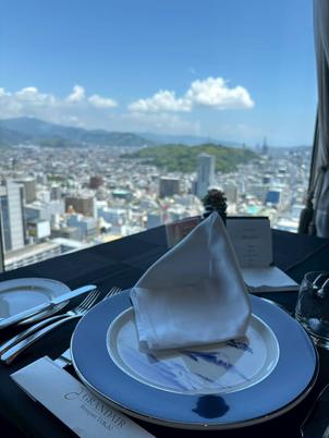 高層階の景色を楽しみながら食事ができ、上品で落ち着いた雰囲気が印象的であった。