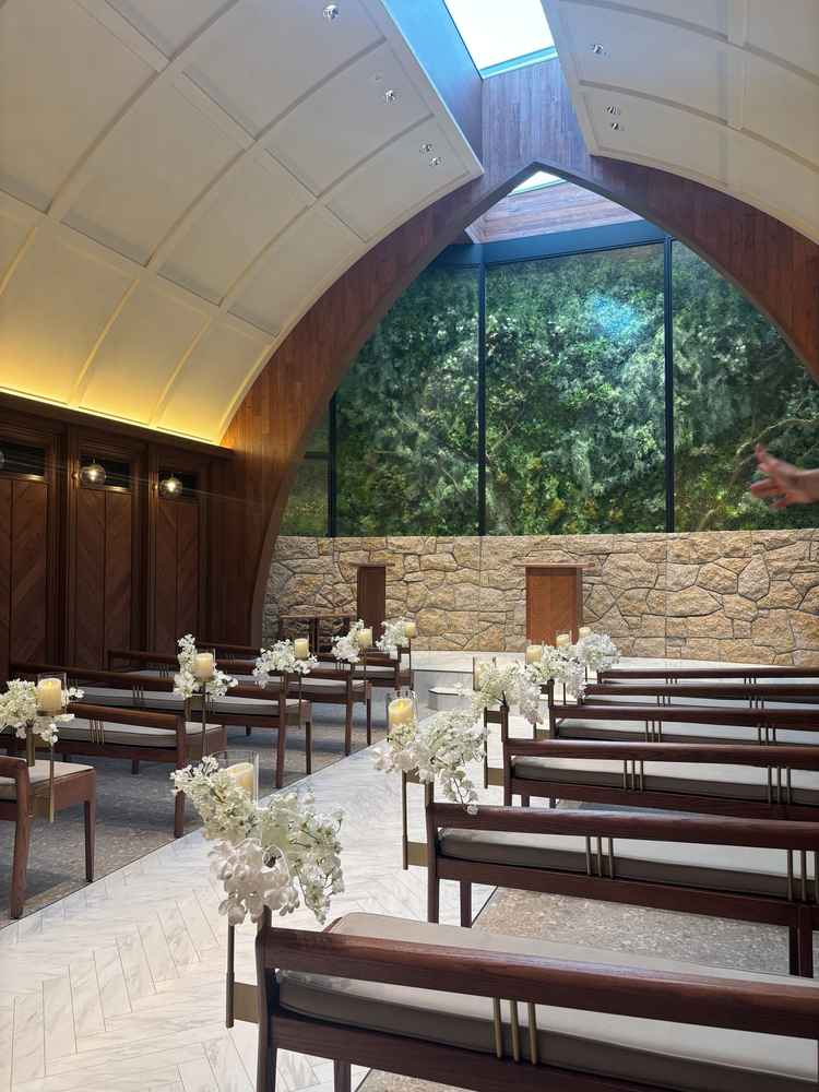 天井からの自然光がはいるチャペルで周りの壁木目調であったかみもある雰囲気でイメージ通りでした