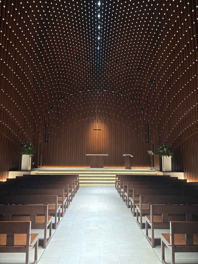 チャペルが幻想的で素敵でした。木を基調としたブラウンの色味にライトが映えます。