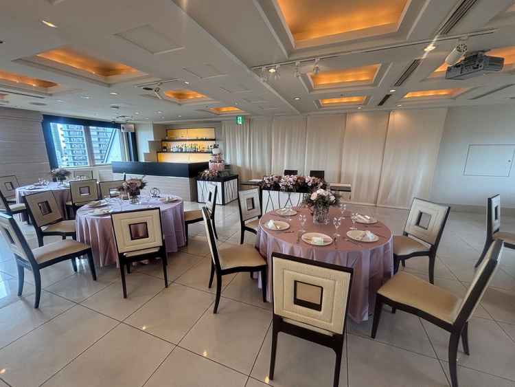 会食場です。生花やテーブルクロスの色は自分たちの好みに合わせられるそうです。