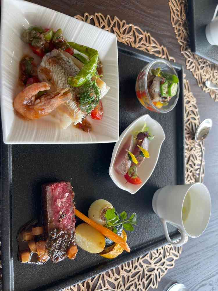 試食。シェフがメニューについて説明をしに来てくださいました。食材から調理法までこだわりが詰まってます