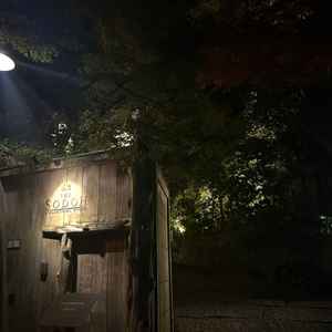 夜エントランスからの庭の入り口