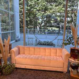 披露宴会場の新郎新婦用ソファ。