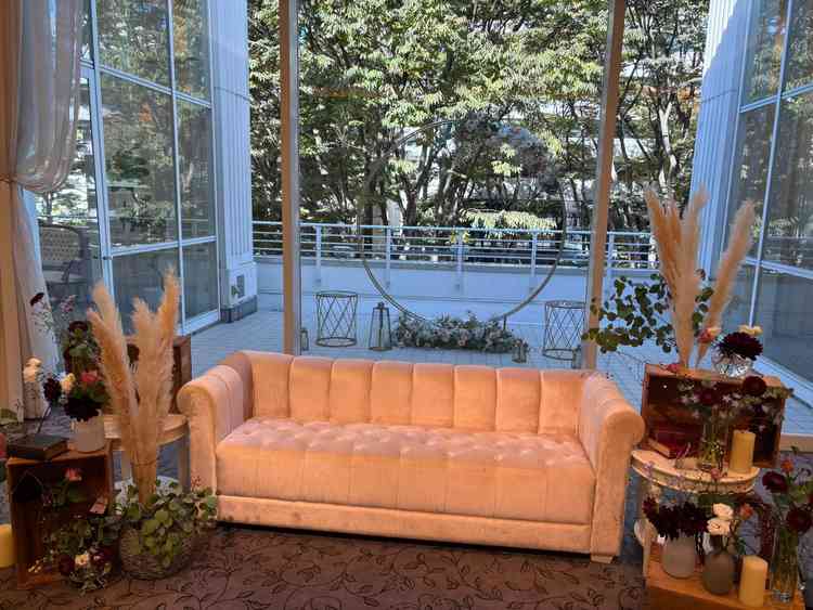 披露宴会場の新郎新婦用ソファ。