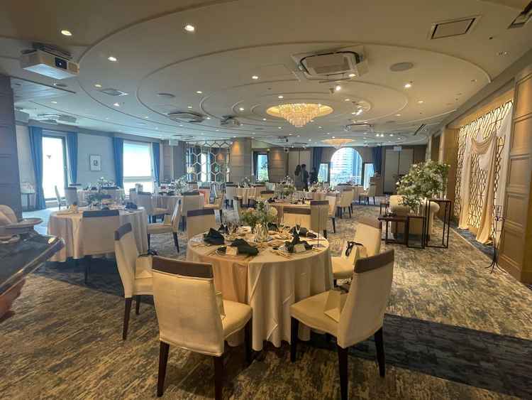 披露宴会場はどこも横長で、列席者と近い距離での披露宴が特徴的で親族の顔も良く見える想像ができました。