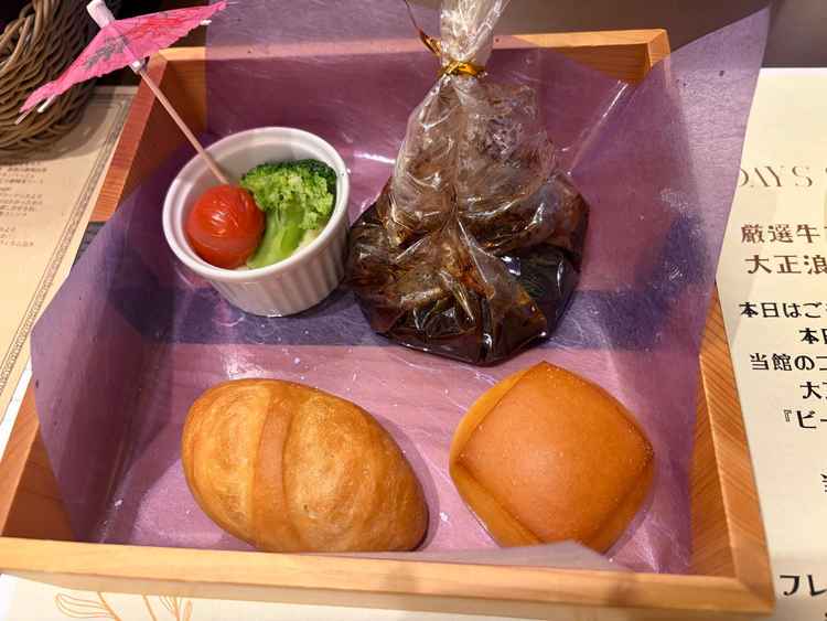 試食のビーフシチュー。可もなく不可もなく。※挙式当日は自分たちで考えるオリジナルコースになります。