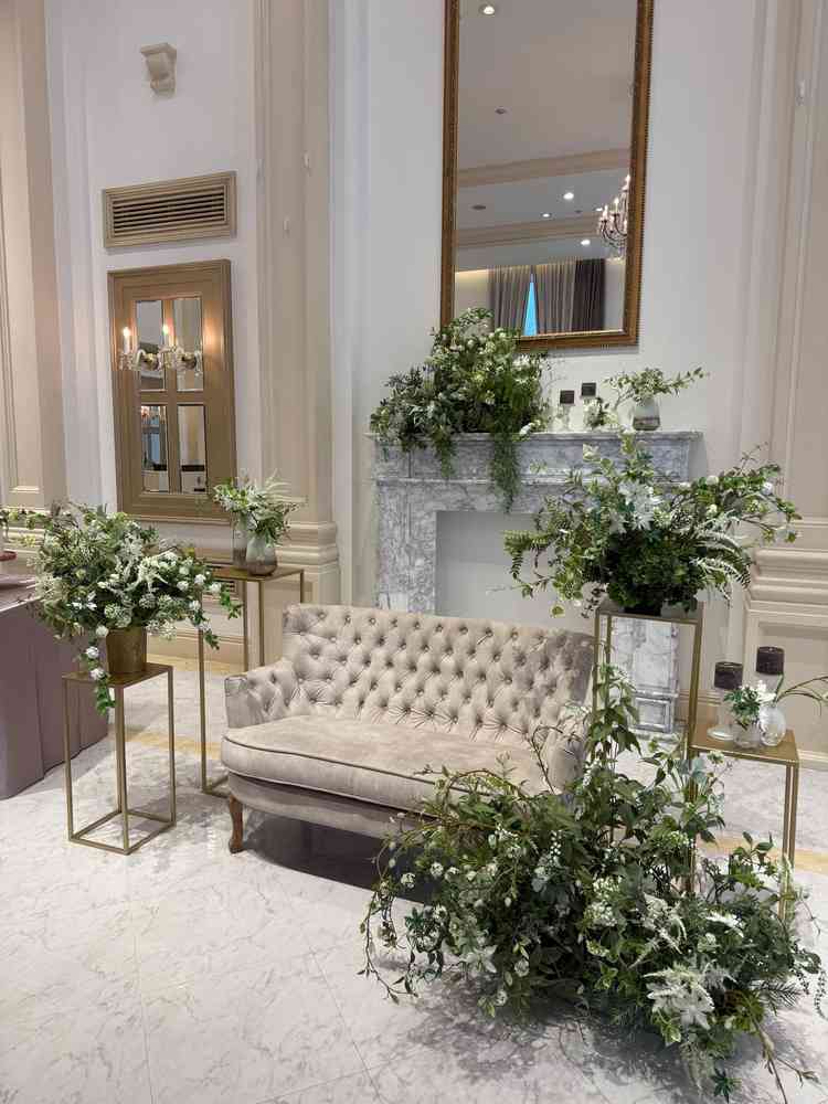 新郎新婦の席。ソファーやテーブルも選べるみたいで装飾によって好きな雰囲気に変えられるみたいです。