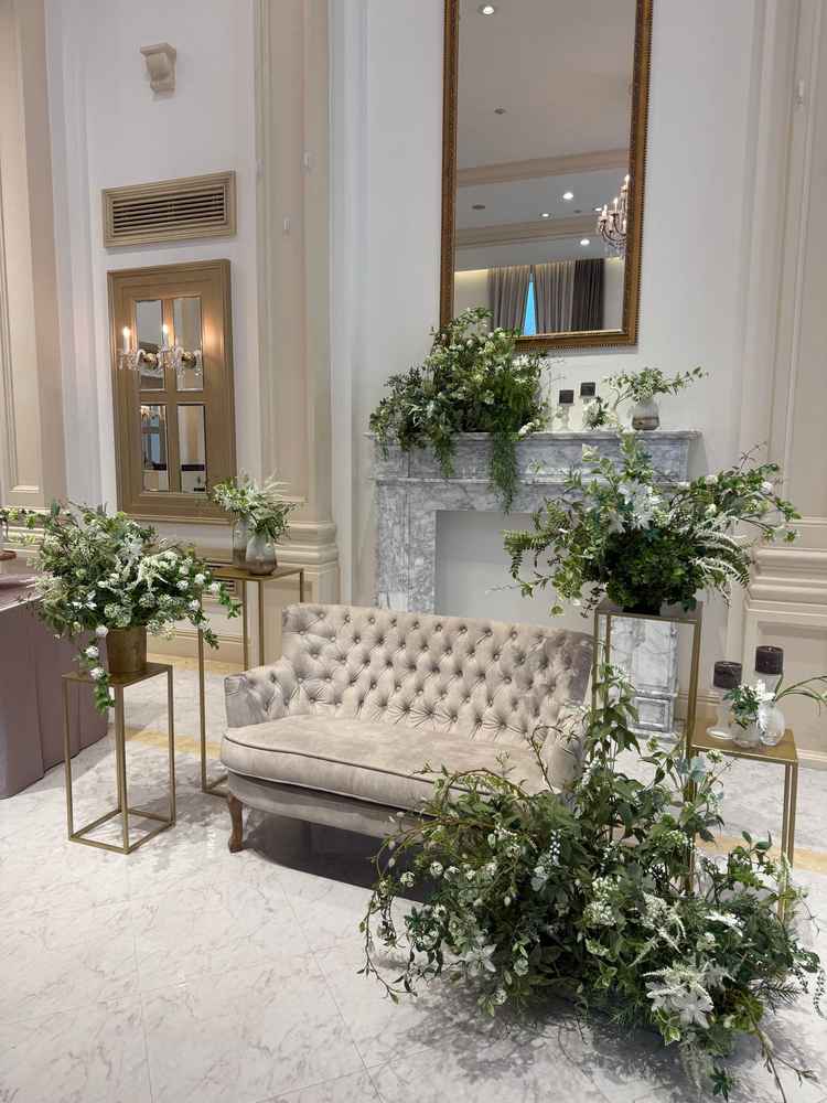 新郎新婦の席。ソファーやテーブルも選べるみたいで装飾によって好きな雰囲気に変えられるみたいです。