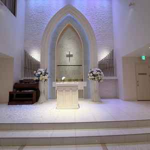 挙式会場です。ライトの色や、花の色、カーペットの色も変えられるそうです。