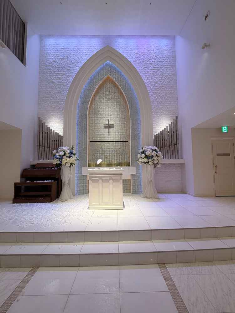 挙式会場です。ライトの色や、花の色、カーペットの色も変えられるそうです。