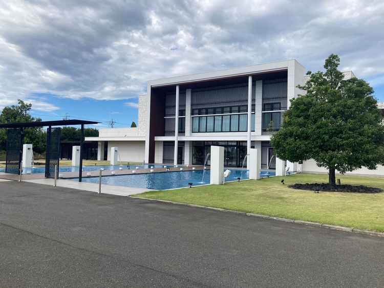 エントランスの鮮やかなブルーと流れる水