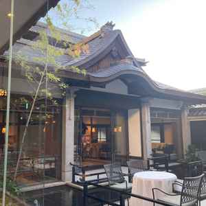 披露宴会場前のスペース。奥には人力車も置いてあり、和の雰囲気があった。