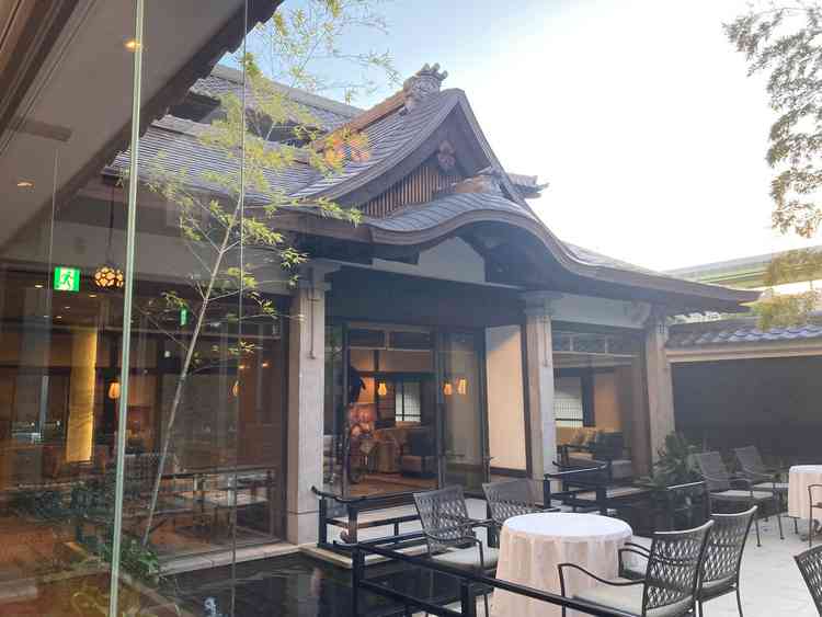 披露宴会場前のスペース。奥には人力車も置いてあり、和の雰囲気があった。