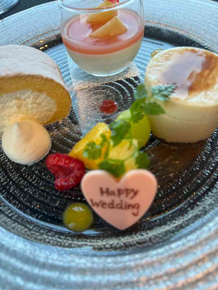 試食会のデザート。オリジナルロールケーキがとても美味しくて見栄えが可愛かったです。