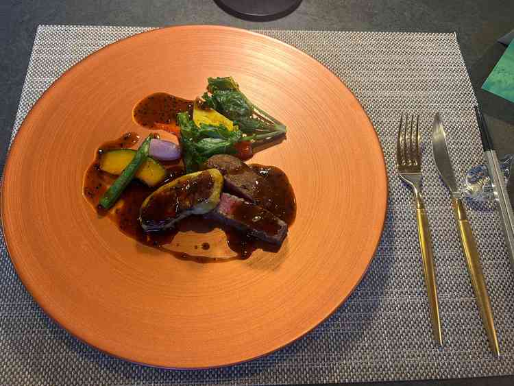 牛フィレ肉もいただきました。自社の畑で作った野菜を使ってるそうで野菜も全て美味しかったです。