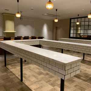 待合室に座る場所も多いが、立って話せる場があった