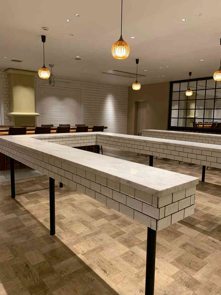 待合室に座る場所も多いが、立って話せる場があった