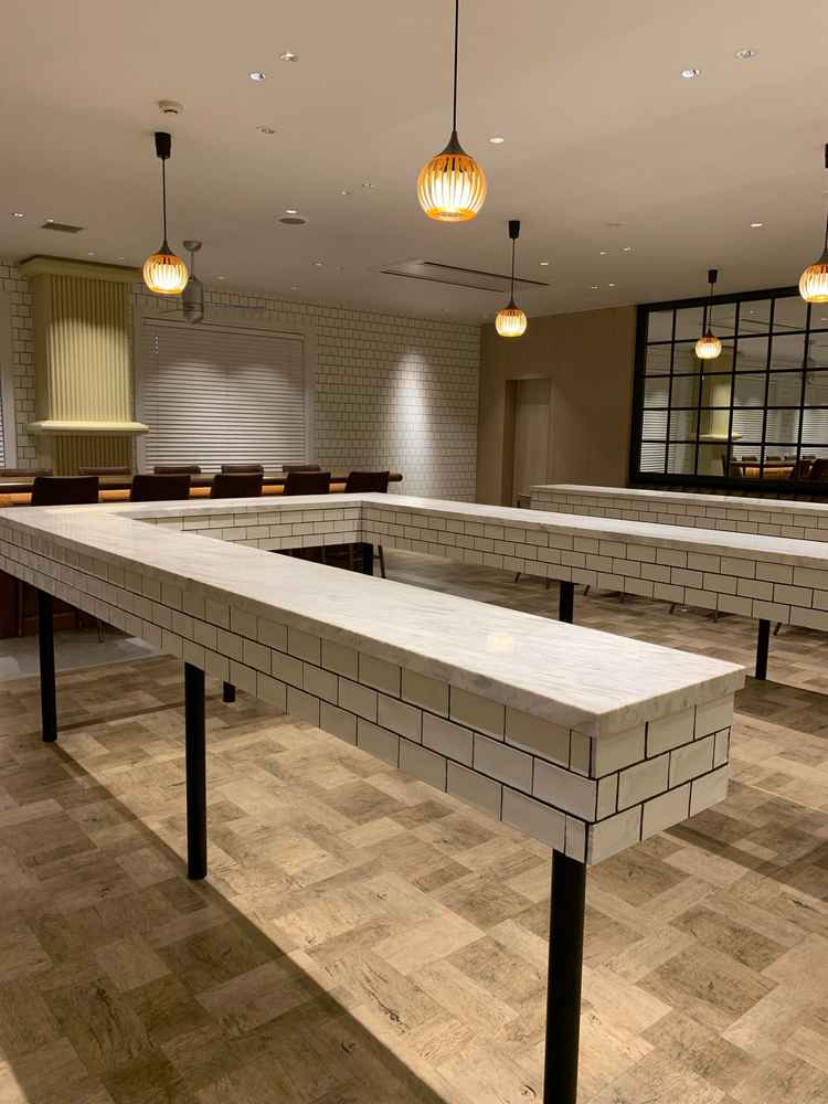 待合室に座る場所も多いが、立って話せる場があった