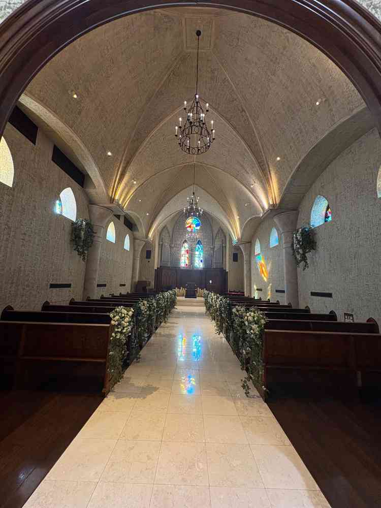 チャペル入り口からの景観。ステンドグラスから差し込む光が素敵でした。