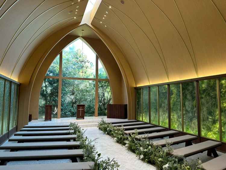 ナチュラル基調のチャペル