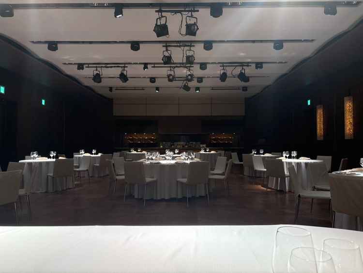 披露宴会場でライトアップ前かつ、ライブキッチンがある部屋です。