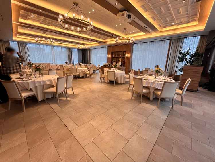 披露宴会場。これで60名ほどのセット。テーブル上もゆとりがあり、かなり広々とした印象がありました。