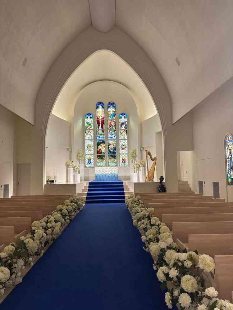 挙式のチャペルの雰囲気。青のバージンロードとチャペル型が印象に残る雰囲気でした。