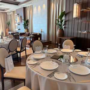 シャンパンゴールドと深みのある落ち着いた雰囲気の会場