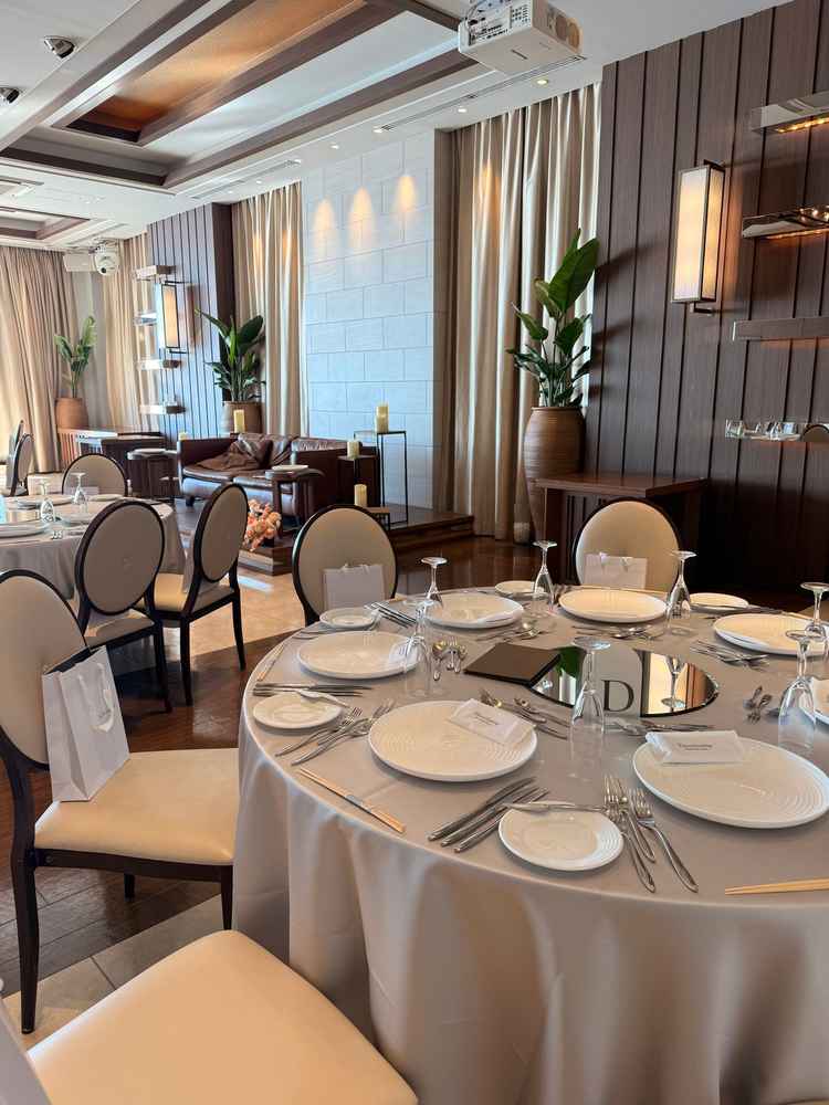 シャンパンゴールドと深みのある落ち着いた雰囲気の会場