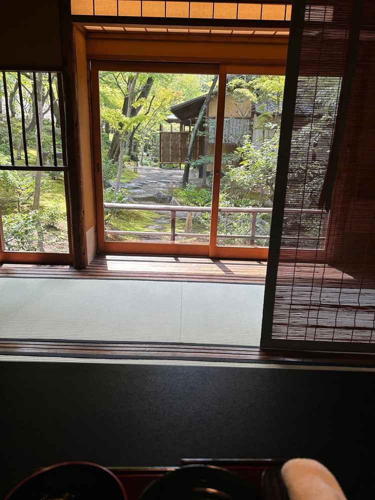 試食を頂いた個室から見えたお庭。９月に訪問したので緑がとても素敵でした。