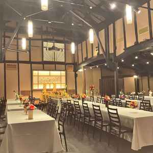 百年蔵ホール。高さがあり広さを感じられる。暖かみがある