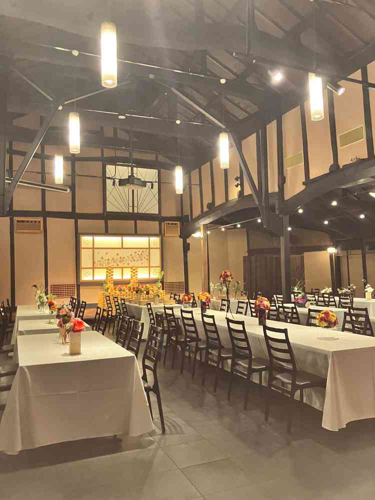 百年蔵ホール。高さがあり広さを感じられる。暖かみがある