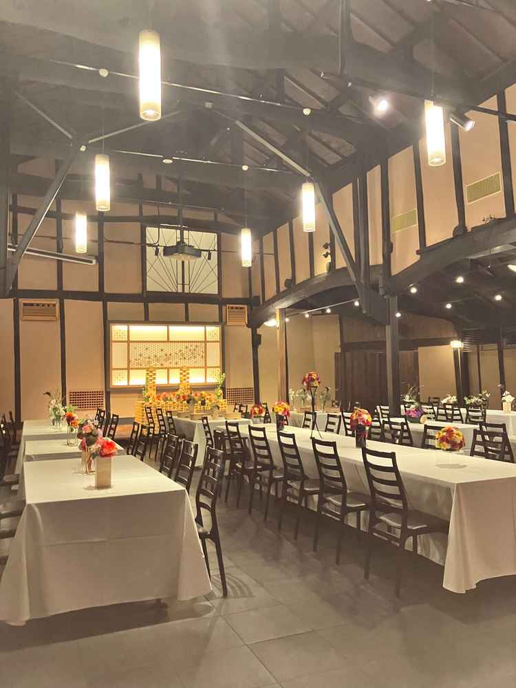 百年蔵ホール。高さがあり広さを感じられる。暖かみがある