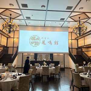 披露宴会場。スクリーンの後ろの扉から階段を降りて入場できます。