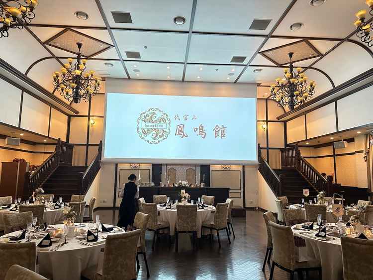 披露宴会場。スクリーンの後ろの扉から階段を降りて入場できます。