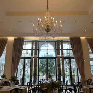 披露宴会場は広々しており、中庭にすぐ出られるところもよかったです。ゲストとの距離が近いのも素敵です。