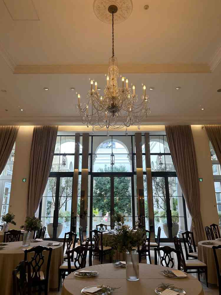 披露宴会場は広々しており、中庭にすぐ出られるところもよかったです。ゲストとの距離が近いのも素敵です。