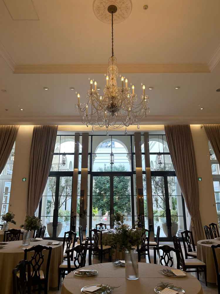 披露宴会場は広々しており、中庭にすぐ出られるところもよかったです。ゲストとの距離が近いのも素敵です。