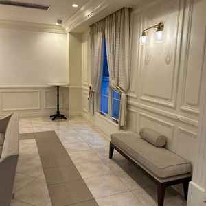 チャペルの前の待機場所です。白を基調としており、飾り付けがしやすそうでした。