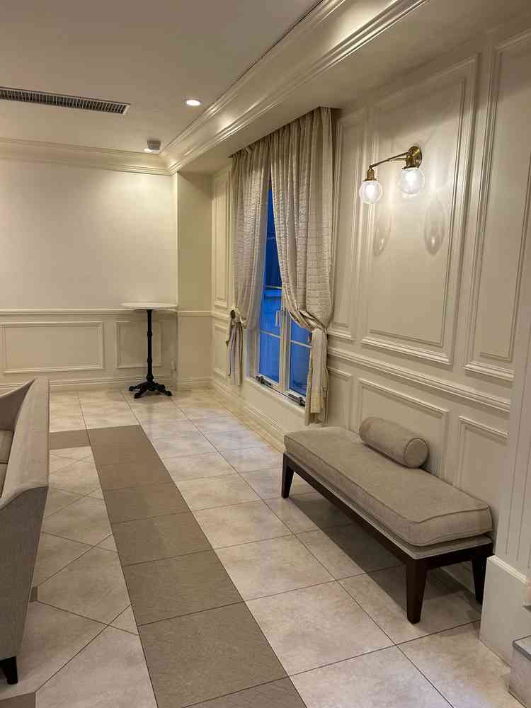 チャペルの前の待機場所です。白を基調としており、飾り付けがしやすそうでした。