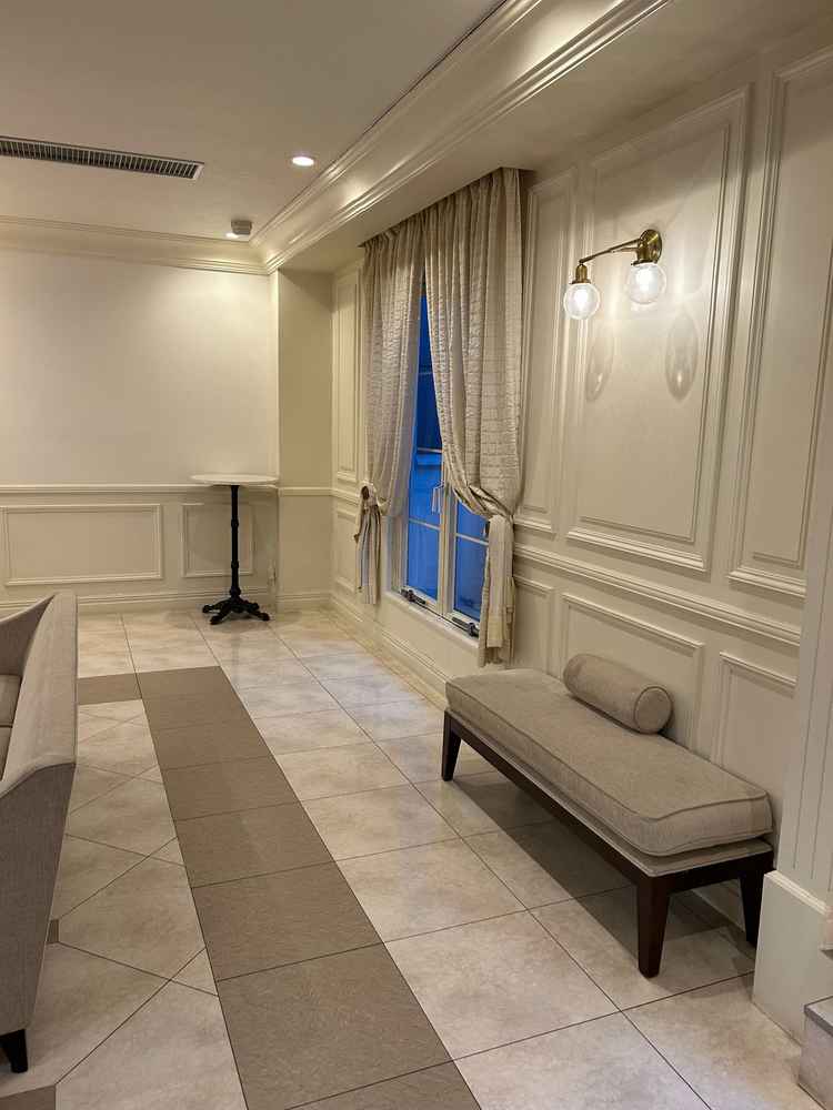 チャペルの前の待機場所です。白を基調としており、飾り付けがしやすそうでした。