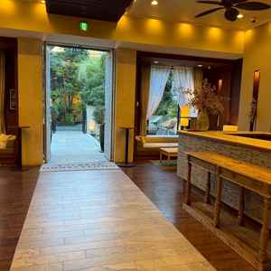 建物に入ってすぐの待合室。当日はバーカウンターになる。窓を開けると庭とつながる為解放感抜群