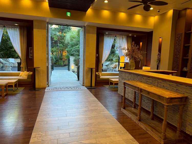 建物に入ってすぐの待合室。当日はバーカウンターになる。窓を開けると庭とつながる為解放感抜群